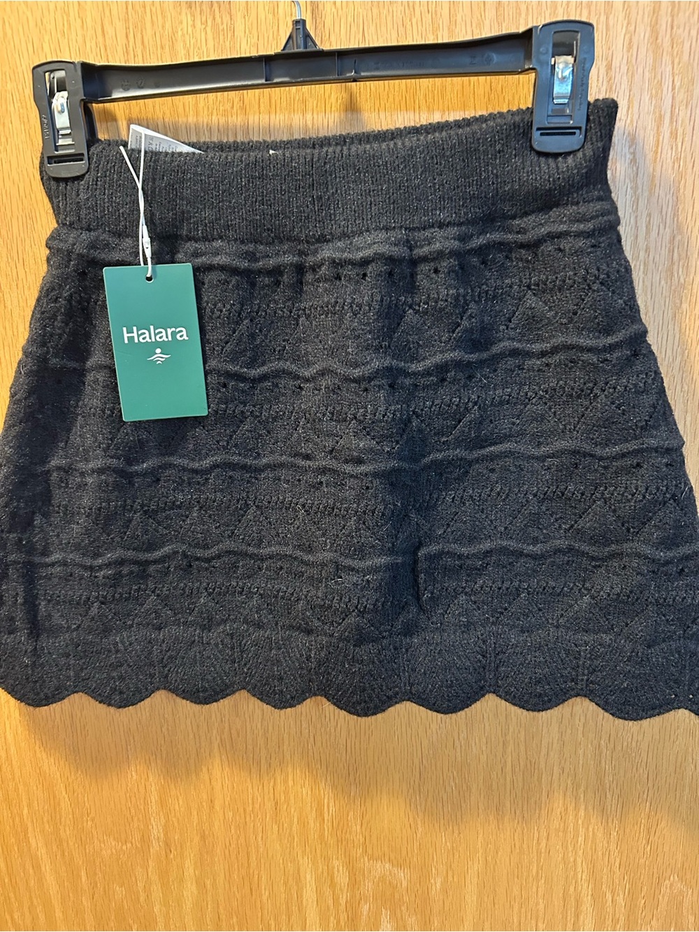 Halara Women's Black Knit Scallop-Hem skort